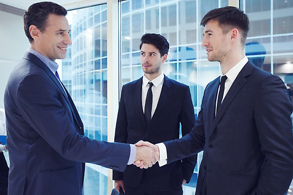 포토 JPG 해외이미지 직업 손 남자 행복 비즈니스 사업가 통신 성공 노동자 악수 관리 사람 세명 사무실 거래 인사 업무 비즈니스맨 리더 떨림 경영 지원 해외202004 해외포토 감정 컨셉 모션 손짓 신체부위 예절 작업 직장인 파일형식 이미지허브