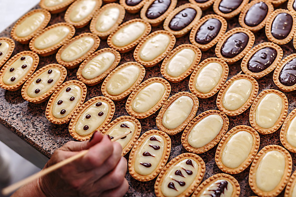 포토 JPG 해외이미지 손 들기 신체부위 제과 초콜릿 막대기 달콤 작음 제빵 미니 타르트 해외202004 해외포토 빵 모션 디저트 사람 제과제빵 맛 크기 파이_빵 파일형식 이미지허브