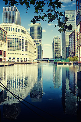 포토 JPG 해외이미지 비즈니스 건축양식 영국 잉글랜드 사람없음 세로 물 금융 관광지 도시풍경 반사 고층빌딩 기차 도시 도심 런던 스카이라인 랜드마크 해외202004 해외포토 자연요소 건축 유럽 육상교통 여행 대중교통 풍경 빌딩 경제 파일형식 이미지허브