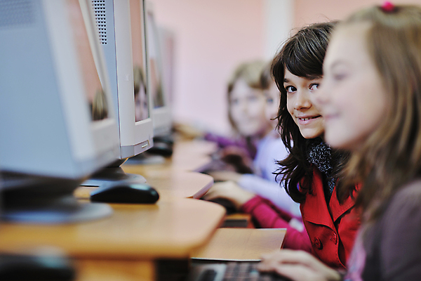 포토 JPG 해외이미지 여자 교육 남자 행복 어린이 의자 교실 학교 수업 함께함 한명 사람 앉기 소년 친구 스터디 컴퓨터 교사 가르침 그룹 책상 어린이만 해외202004 해외포토 직업 1 감정 가구 컨셉 관계 모션 전자제품 학습 파일형식 이미지허브