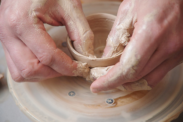 포토 JPG 해외이미지 손 손가락 기술 창조 미술 사람없음 컵 꽃병 젖음 터치 엄지손가락 조끼 업무 바퀴 항아리 도자기 원형 작업실 사발 던지기 성형수술 제조 냄비 집중 서식 함선 만들기 점토 진흙 장인 조형 주인 수공예 곰팡이 도예가 두더지 압력 핸드메이드 해외202004 해외포토 도형 직업 식기 꽃 컨셉 배_교통 모션 문화예술 신체부위 외투 작업 사기그릇 수술 솥 공예 파일형식 이미지허브