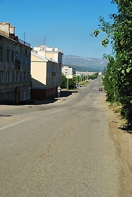 포토 JPG 해외이미지 도로 잎 자동차 산 거리 주택 사람없음 여름 도시 아스팔트 교차로 언덕 사인 해외202004 해외포토 식물 계절 길 육상교통 교통시설 건물 파일형식 이미지허브
