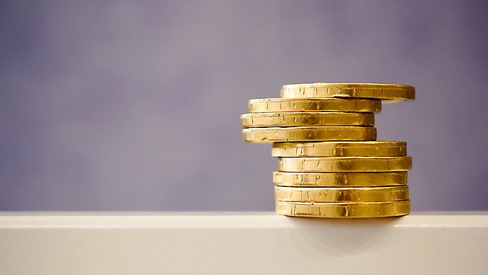 포토 JPG 해외이미지 돈 비즈니스 디저트 사람없음 금융 경제 쌓기 탑 금속 초콜릿 동전 놀람 저축 유로 성장 흰색 대접 변화 재산 황금 달콤 은색 메달 투자 흙더미 고립 센트 해외202004 해외포토 건축물 감정 음식 컬러 컨셉 모션 재질 표정 흙 맛 상_상패 파일형식 더미 이미지허브