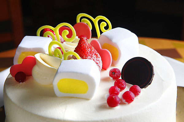 포토 JPG 해외이미지 열매 딸기 디저트 사람없음 케이크 초콜릿 흰색 하트 크림 버터 마시멜로우 해외202004 해외포토 모양 식물 음식 컬러 과일 파일형식 이미지허브