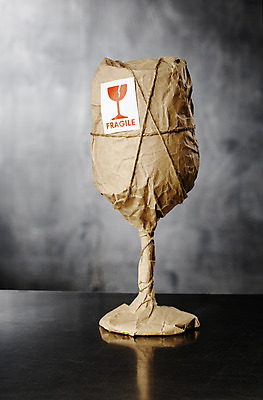 포토 JPG 해외이미지 종이 줄 컨셉 스티커 와인잔 포장 유리 경고 사람없음 갈색 라벨 덮개 위험 묶기 심볼 포장지 오브젝트 패키지 조심 격파 취급주의 포장소품 해외202004 해외포토 컬러 술잔 모션 재질 프레임 뚜껑 포장재료 파일형식 이미지허브