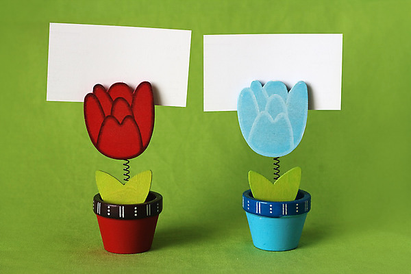 포토 JPG 해외이미지 잎 텍스트 사람없음 빨간색 초록색 파란색 쪽지 튤립 흰색 기록 빨래집게 해외202004 해외포토 식물 꽃 컬러 집게 파일형식 이미지허브