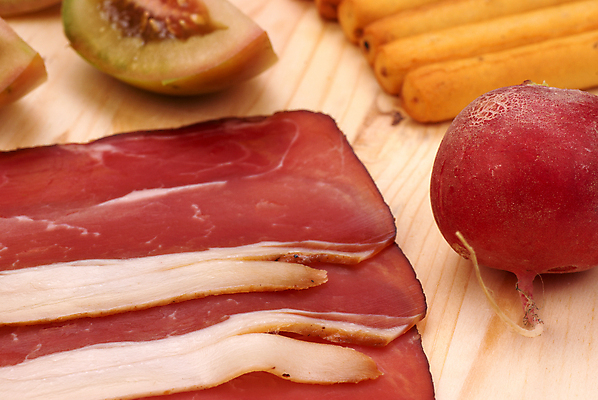 포토 JPG 해외이미지 조각 토마토 재료 탁자 돼지고기 사람없음 목재 가로 신선 사발 다발 준비 총각무 해외202004 해외포토 나무 가구 채소 육류 사기그릇 무 파일형식 이미지허브