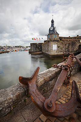 포토 JPG 해외이미지 전통 유럽 벽 바다 섬 건축양식 사람없음 건물 물 여행객 항구 프랑스 깃발 도시 중세 닫기 타운 옛날 해외202004 해외포토 자연요소 건축물 건축 나라 교통시설 모션 사람 역사 파일형식 이미지허브