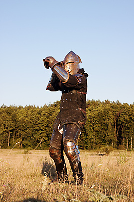 포토 JPG 해외이미지 옷 무기 신체 작업복 한명 경비 안전 정장 가로 빛 금속 힘 일몰 중세기사 중세 역사 중앙 보호 헬멧 충돌 군용 싸움 전쟁 보안 과거 도끼 공상 경호원 무거움 전사 갑옷 기간 르네상스 해외202004 해외포토 직업 1 컨셉 모션 재질 군대 사람 노을 무게 보호장비 파일형식 이미지허브