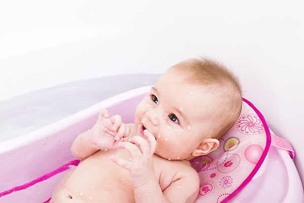 포토 JPG 해외이미지 백인 여자 사랑 한명 미소 웃음 사람 상반신 앞모습 물 목욕 욕실 아기 아기욕조 여자아기한명만 해외202004 해외포토 자연요소 서양인 1 감정 뷰포인트 욕조 표정 청결 여자한명만 여자아기만 파일형식 이미지허브