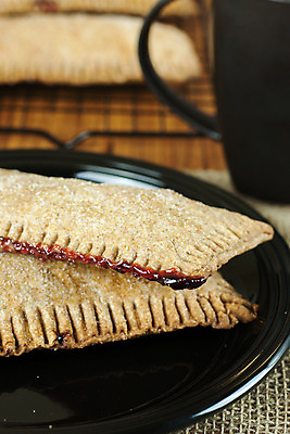 포토 JPG 해외이미지 음식 디저트 요리 사람없음 시골 대접 신선 달콤 아침식사 굽기 가득함 산딸기 타르트 페스츄리 핸드메이드 해외202004 해외포토 빵 과일 식사 맛 구이 파이_빵 파일형식 이미지허브