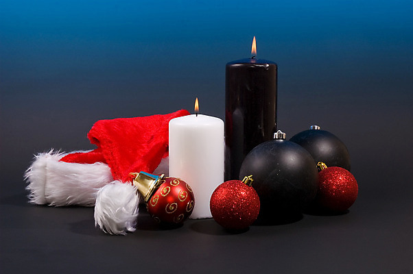 포토 JPG 해외이미지 크리스마스 공 휴가 사람없음 장식 빨간색 검은색 종 흰색 연소 해외202004 해외포토 기념일 컬러 파일형식 이미지허브