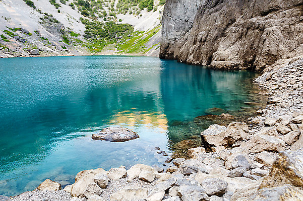 포토 JPG 해외이미지 유럽 호수 여행 자연 휴가 휴식 풍경 경사 사람없음 야외 초록색 물 여름 파란색 햇빛 반사 여행객 환경 골짜기 회색 조약돌 바위 연못 신선 투명 지중해 당구 순수 청록색 분화구 크로아티아 다리찢기 깊이 발칸반도 생태학 석회암 터키석 해외202004 해외포토 자연요소 계절 교육 나라 바다 컬러 컨셉 모션 사람 태양 구기 암석 돌_바위 보석 생태계 화산 파일형식 이미지허브