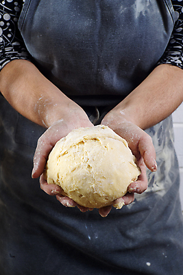 포토 JPG 해외이미지 손 피자 실내 들기 상반신 신체부위 앞치마 만들기 밀가루반죽 해외202004 해외포토 모션 패스트푸드 서양음식 사람 내부 반죽 파일형식 이미지허브