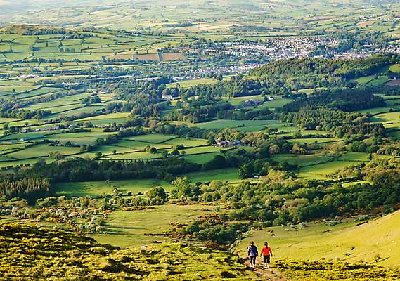 포토 JPG 해외이미지 나무 구름 여자 문화 백그라운드 2 밭 농업 자연 영국 웨일즈 주택 풍경 사람없음 야외 물 파란색 운동복 농장 농경지 펜 마을 계곡 시골 시간 황금 땅 언덕 산등성이 타운 왕국 비콘스 해외202004 해외포토 자연요소 식물 옷 유럽 산업 컬러 산 사람 건물 필기구 도시 생태계 파일형식 이미지허브