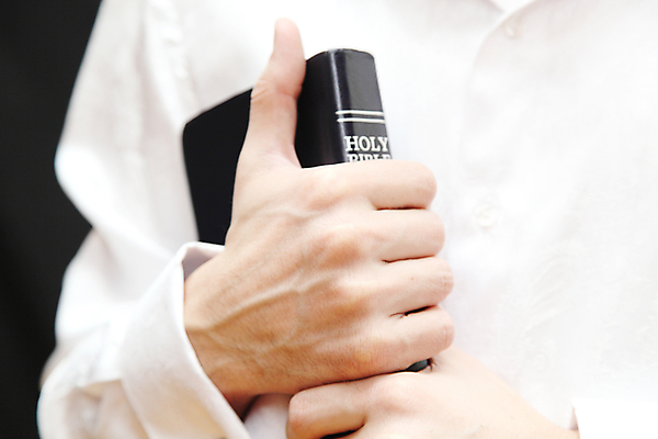 포토 JPG 해외이미지 백인 1 라이프스타일 손 남자 기독교 종교 컨셉 셔츠 부분 아이디어 서기 사람 성인 사람없음 책 가로 독서 유행 검은색 성경 천주교 흰색 잡기 오픈 영혼 목사 복음 사실 유일 해외202004 해외포토 서양인 컬러 상의 종교용품 모션 생활 신체부위 성직자 파일형식 이미지허브