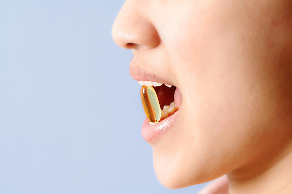 포토 JPG 해외이미지 라이프스타일 웰빙 여자 신체 다이어트 유리 건강 어류 한명 사람 물 알약 약 힘 활발 운전 에너지 피부 순수 피부관리 처방 보충 돌봄 오메가 해외202004 해외포토 자연요소 1 컨셉 의학 모션 재질 생활 신체부위 뷰티 수중동물 파일형식 이미지허브