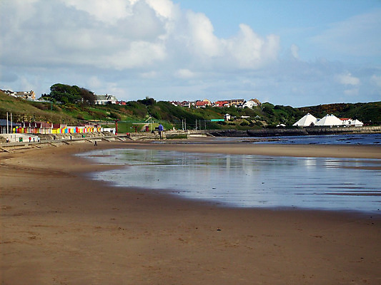 포토 JPG 해외이미지 구름 선 모래 바다 건축양식 자연 영국 잉글랜드 해변 사람없음 야외 물 여름 모래사장 컬러풀 반사 오두막 썰물 그림 줄서기 해일 해외202004 해외포토 자연요소 계절 건축 유럽 컬러 모션 자연재해 생태계 파일형식 이미지허브