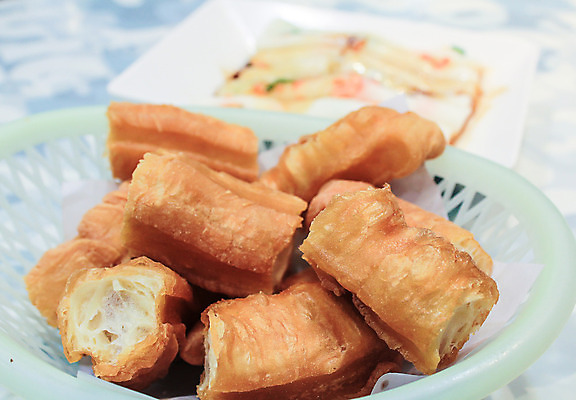 포토 JPG 해외이미지 음식 빵 요리 사람없음 식사 중국 빵집 우유 튀김 막대기 도넛 아침식사 먹기 반죽 칼로리 깊이 인기 해로움 해외202004 해외포토 아시아 컨셉 모션 디저트 유제품 상점 파일형식 이미지허브