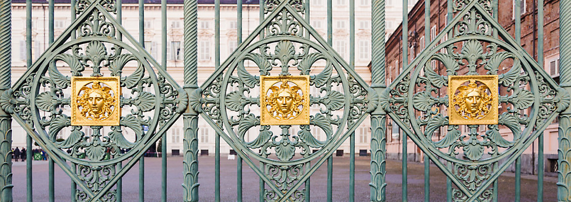 포토 JPG 해외이미지 유럽 벽 패턴 건축양식 프레임 미술 사람없음 야외 장식 울타리 머리 금속 이탈리아 수확 골동품 화려 역사 황금 보호 철 묘사 보안 대문 그런지 옛날 철강 해외202004 해외포토 건축 나라 컨셉 무늬 농업 재질 문화예술 안전 신체부위 담장 문 파일형식 이미지허브