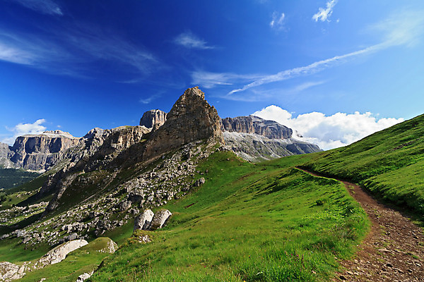포토 JPG 해외이미지 구름 유럽 길 여행 자연 하늘 휴가 산 파노라마 풍경 사람없음 야외 초록색 여름 파란색 맑음 이탈리아 트래킹 하이킹 그룹 고도 알프스 엽서 통과 해외202004 해외포토 자연요소 계절 나라 컬러 레저 날씨 촬영기법 편지 생태계 파일형식 이미지허브