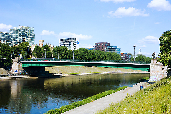포토 JPG 해외이미지 구름 외관 유럽 여행 건축양식 창문 교통시설 하늘 거리 사람 사람없음 가로 초록색 물 파란색 강 도시풍경 반사 교회 탑 고층빌딩 도시 가장자리 도심 강가 명상 각도 노젓기 스카이라인 리투아니아 해외202004 해외포토 자연요소 건축물 건축 나라 컬러 교통 종교건축 모션 풍경 빌딩 건물 둘레 시설 파일형식 이미지허브