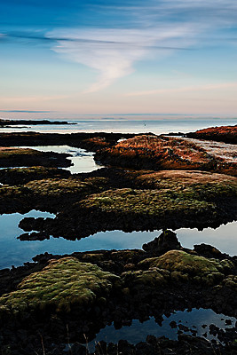 포토 JPG 해외이미지 구름 여행 자연 하늘 아이슬란드 풍경 사람없음 야외 빨간색 세로 초록색 물 파란색 일몰 바위 시골 해외202004 해외포토 자연요소 유럽 컬러 노을 돌_바위 생태계 파일형식 이미지허브