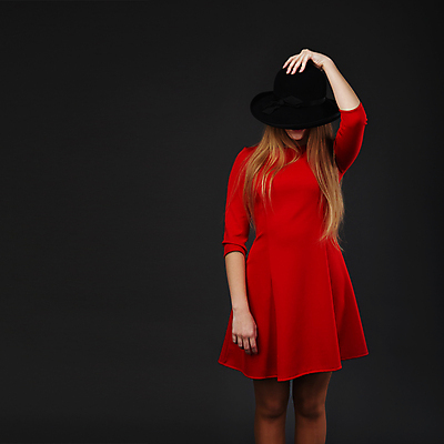 포토 JPG 해외이미지 백인 모델 긴머리 드레스 여학생 여자 행복 포즈 장난 청소년 실내 한명 서기 사람 10대 빨간색 금발 유행 어둠 표현 잡기 자신감 신비 시원함 수줍음 숨김 심각 파나마 펠트 스타일 해외202004 해외포토 서양인 1 학생 헤어스타일 옷 감정 컬러 컨셉 모션 내부 남아메리카 파일형식 천_직물 이미지허브