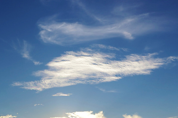 포토 JPG 해외이미지 구름 계절 백그라운드 자연 하늘 사람없음 야외 여름 파란색 환경 맑음 흰색 분위기 장면 내추럴 천창 해외202004 해외포토 자연요소 컬러 컨셉 날씨 생태계 파일형식 이미지허브