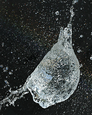 포토 JPG 해외이미지 포즈 백그라운드 모션 사람없음 물 파란색 냉동 검은색 활발 손상 젖음 떨어짐 목표 폭발 속도 슛 충격 풍선 고무 파열 압력 염원 스플래쉬 해외202004 해외포토 자연요소 컬러 컨셉 파일형식 이미지허브