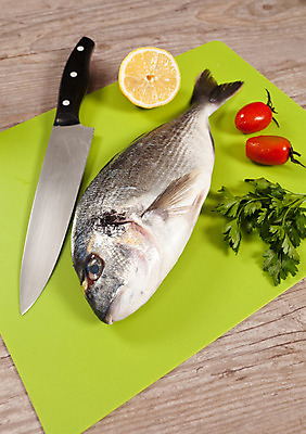 포토 JPG 해외이미지 접시 토마토 파슬리 사람없음 칼 레몬 날것 도미 나무배경 해외202004 해외포토 식기 백그라운드 채소 과일 어류 파일형식 이미지허브