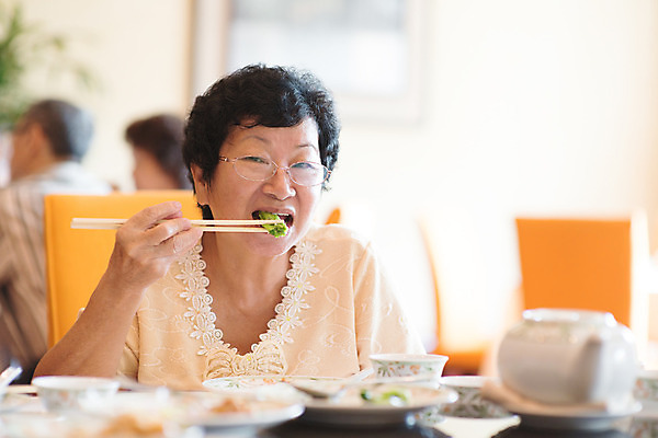 포토 JPG 해외이미지 1 라이프스타일 여자 행복 아시아 음식 채소 젓가락 가족 탁자 엄마 아침 실내 건강 요리 한명 사람 앉기 동양인 성인 초록색 식당 식사 중국 어둠 아침식사 60대 은퇴 먹기 동쪽 옛날 노화 해외202004 해외포토 주간 노년 감정 나라 컬러 가구 컨셉 관계 모션 수저 인종 내부 생활 상점 방향 파일형식 이미지허브