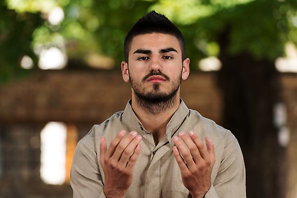 포토 JPG 해외이미지 1 전통 손 응시 옷 남자 감정 종교 문화 청소년 수염 아이디어 한명 사람 야외 믿음 기도 표현 영혼 이슬람교 명상 호기심 모스크 긍정 신성 아랍에미리트 숭배 신앙심 아랍어 해외202004 해외포토 시선 컨셉 중동 신체부위 파일형식 이미지허브