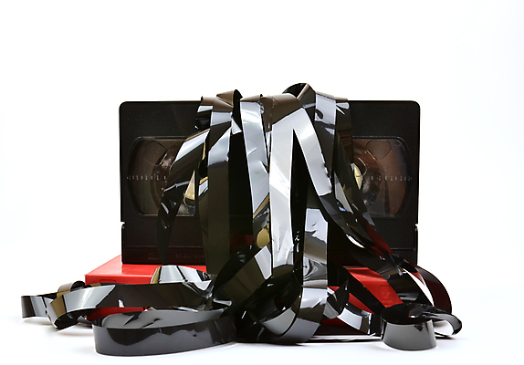 포토 JPG 해외이미지 백그라운드 사람없음 검은색 정보 흰색 카세트테이프 균열 플라스틱 필름 오브젝트 싱글 복고 테이프 멸종 동영상 얼레 고립 구성 구식 녹음기 옛날 카피스페이스 해외202004 해외포토 컬러 모션 재질 문구용품 공백 파일형식 녹음_기록 이미지허브