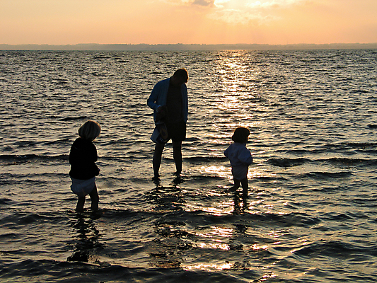 포토 JPG 해외이미지 여자 남자 행복 실루엣 어린이 바다 여행 가족 휴가 휴식 함께함 성인 야외 세명 햇빛 황혼 일몰 해외202004 해외포토 감정 컨셉 관계 촬영기법 사람 태양 노을 파일형식 이미지허브