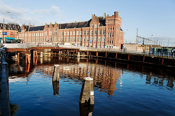 포토 JPG 해외이미지 외관 건축양식 사람없음 야외 건물 물 맑음 역 네덜란드 전차 암스테르담 해외202004 해외포토 자연요소 건축물 건축 유럽 육상교통 교통시설 날씨 대중교통 파일형식 이미지허브