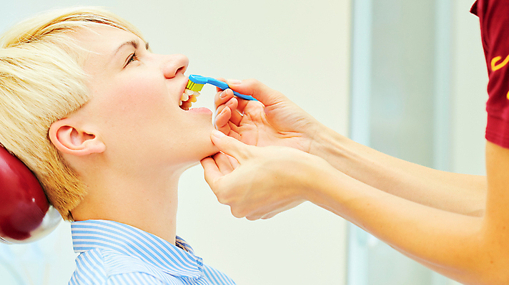 포토 JPG 해외이미지 얼굴 백그라운드 건강 치과 병원 한명 사람 성인 치료 약 화장품 환자 의사 흰색 신선 붓 입 치아 칫솔 청소 피부 입술 부식 치과의사 돌봄 미백 위생관리 치아교정 치통 해외202004 해외포토 1 컬러 의학 모션 관리 신체부위 위생용품 뷰티 의료진 소화기관 질병 교정 파일형식 이미지허브