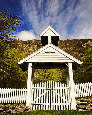 포토 JPG 해외이미지 유럽 자연 하늘 산 북유럽 노르웨이 풍경 사람없음 야외 울타리 봄 시골 대문 스칸디나비아 해외202004 해외포토 계절 나라 담장 문 생태계 파일형식 이미지허브