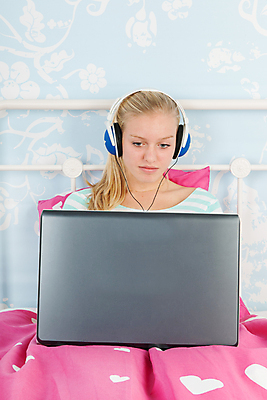 포토 JPG 해외이미지 백인 응시 여자 베개 휴식 실내 한명 사람 앉기 상반신 앞모습 10대 노트북 금발 헤드폰 침대 십대여자한명만 해외202004 해외포토 서양인 1 헤어스타일 시선 뷰포인트 음향기기 가구 컨셉 침구 모션 청소년 내부 전자제품 여자한명만 십대여자만 파일형식 이미지허브