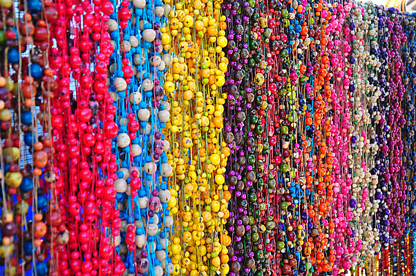 포토 JPG 해외이미지 전통 문화 여행 목걸이 사람없음 쇼핑 남아메리카 시장 원주민 에콰도르 수공예 핸드메이드 해외202004 해외포토 장신구 아메리카 아프리카인 공예 파일형식 이미지허브