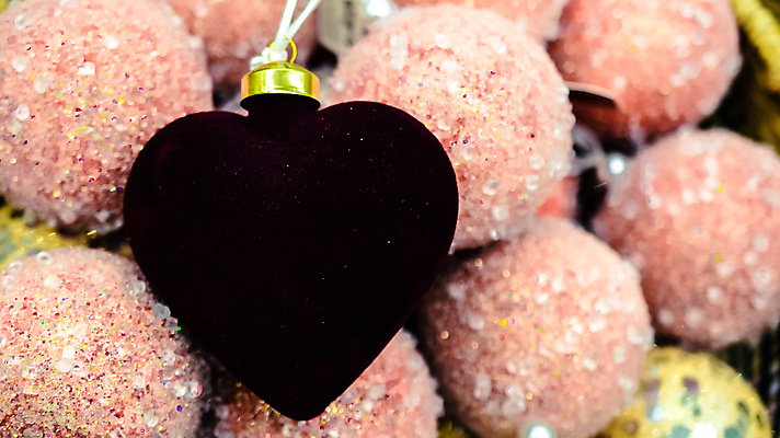 포토 JPG 해외이미지 크리스마스장식 크리스마스 실내 사람없음 아웃포커스 장식볼 하트 오브젝트 오너먼트 해외202004 해외포토 모양 기념일 촬영기법 내부 장식 파일형식 이미지허브