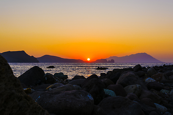 포토 JPG 해외이미지 파도 바다 섬 여행 오렌지 하늘 휴가 휴식 풍경 해변 사람없음 물 파란색 햇빛 태양 반사 노란색 황혼 일몰 놀람 활발 기쁨 사막 바위 황금 지중해 그리스 그림 암초 강렬 수평선 해외202004 해외포토 자연요소 감정 유럽 컬러 컨셉 과일 표정 노을 돌_바위 파일형식 이미지허브