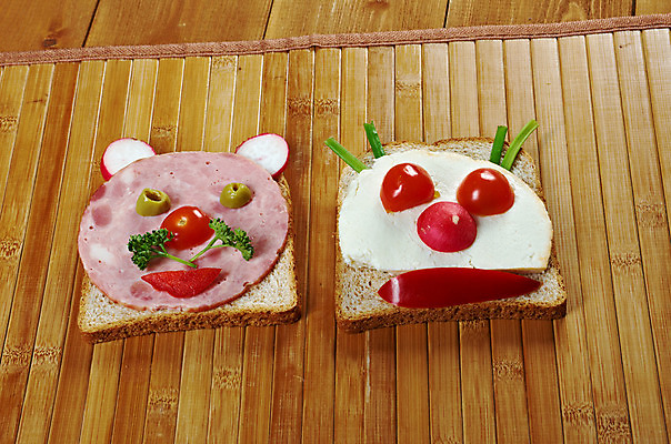 포토 JPG 해외이미지 모양 학생 접시 어린이 음식 빵 아침 오이 치즈 파프리카 샌드위치 건강 사람없음 장식 식사 고양이 맛 아침식사 상추 먹기 시골집 해외202004 해외포토 주간 식기 컨셉 채소 포유류 모션 유제품 주택 사람 반려동물 파일형식 이미지허브