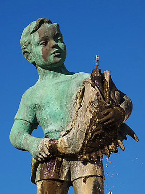 포토 JPG 해외이미지 자연 어류 소년 사람없음 장식 초록색 물 조각상 평화 정원 침묵 연못 당구 분수 청동 해외202004 해외포토 자연요소 남자 어린이 컬러 컨셉 조형물 구기 수중동물 소리 생태계 파일형식 이미지허브