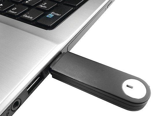 포토 JPG 해외이미지 백그라운드 사람없음 노트북 전자제품 컴퓨터 상점 금속 검은색 공책 자료 장비 운전 흰색 키보드 네트워크 막대기 은색 USB DVD 고립 해외202004 해외포토 컬러 모션 재질 문구용품 파일형식 이미지허브