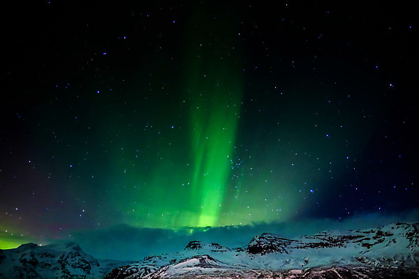 포토 JPG 해외이미지 별 겨울 자연 하늘 바람 날씨 전등 산 아이슬란드 풍경 사람없음 야외 초록색 빛 태양 얼음 추위 춤 황무지 분위기 야간 북극 호기심 봉 천문학 북쪽 남쪽 오로라 내추럴 현상 해외202004 해외포토 자연요소 계절 교육 감정 유럽 컬러 컨셉 자연현상 문화예술 조명 극지방 방향 생태계 파일형식 이미지허브