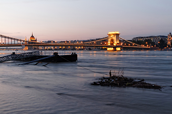 포토 JPG 해외이미지 나무 계절 파도 여행 백그라운드 자연 날씨 풍경 사람없음 물 파란색 강 반사 환경 봄 새벽 젖음 흐름 흰색 액체 떨어짐 파편 위험 홍수 질감 내추럴 다뉴브강 부다페스트 재앙 해외202004 해외포토 자연요소 식물 바다 컬러 컨셉 자연재해 생태계 헝가리 파일형식 이미지허브