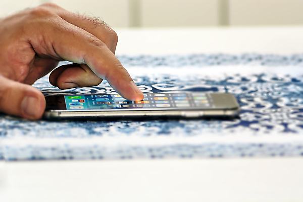 포토 JPG 해외이미지 손 인터넷 비즈니스 통신 손가락 모바일 설계 새로움 기술 사람 사람없음 장식 파란색 스마트폰 핸드폰 컴퓨터 사무실 알약 디지털 스크린 모니터 자료 장비 터치 정보 가리킴 타이핑 업무 휴대용 무선전화기 전화기 스마트 확인 전자 멀티미디어 패드 혁명 인터페이스 입력 터치스크린 해외202004 해외포토 컬러 컨셉 손짓 신체부위 전자제품 스마트기기 약 작업 오브젝트 파일형식 이미지허브