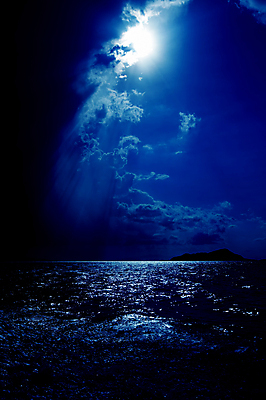 포토 JPG 해외이미지 구름 계절 파도 바다 백그라운드 자연 하늘 아침 날씨 풍경 사람없음 야외 물 파란색 빛 햇빛 태양 맑음 검은색 어둠 황혼 일몰 새벽 거품 광선 저녁 위험 폭풍 공상 마법 천국 스카이라인 파열 폭풍우 수평선 해외202004 해외포토 주간 자연요소 컬러 컨셉 노을 비_날씨 야간 자연재해 생태계 파일형식 이미지허브