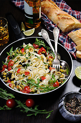 포토 JPG 해외이미지 그릇 접시 음식 조각 토마토 채소 부분 방울토마토 파스타 건강 스파게티 사람없음 옆모습 식사 저녁식사 고명 양념 자르기 먹기 유기농 올리브 브런치 바질 점심식사 당뇨병 마카로니 배급 탄수화물 해외202004 해외포토 식기 웰빙 열매 뷰포인트 모션 서양음식 질병 파스타면 파일형식 이미지허브